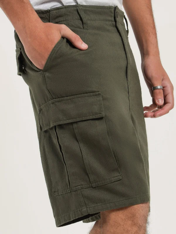 surplus-cargo-shorts-in-military-green