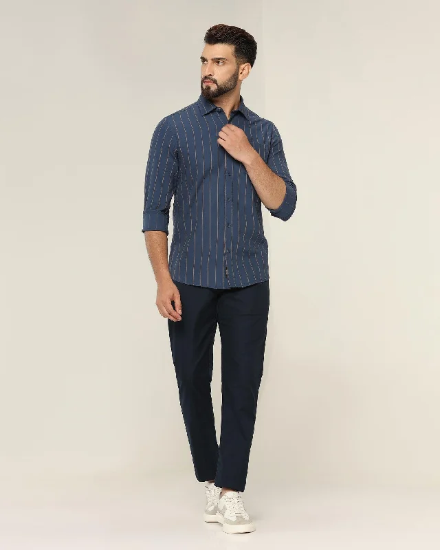 textured-casual-khakis-in-navy-b-95-jeny-aw23